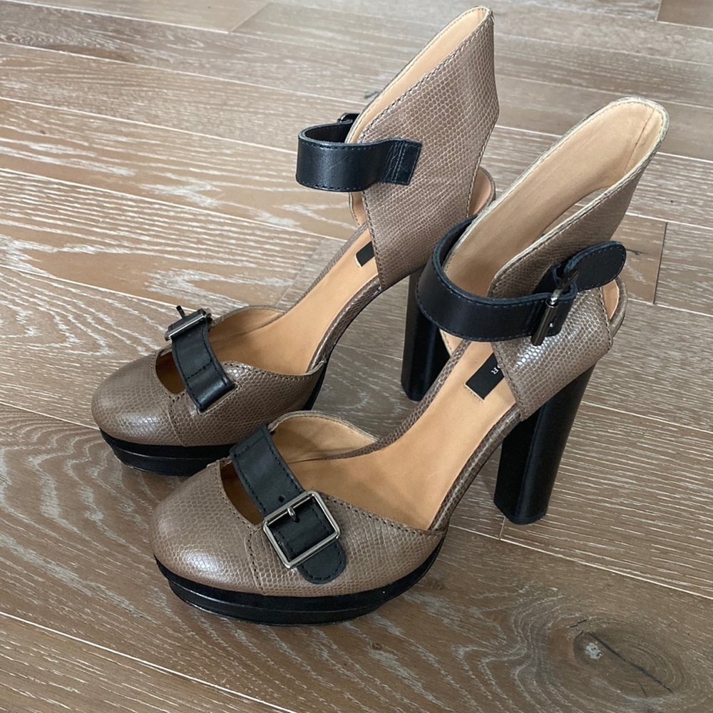 Ann Taylor Platform Buckle Pump | 8.5